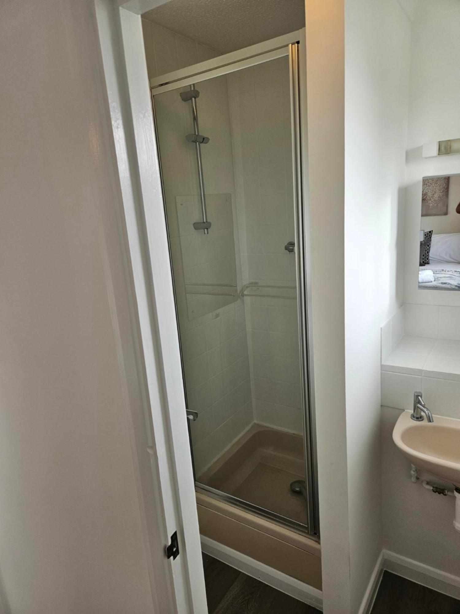 Redcot Gardens Stamford 4 Bed Contractor Familt Home With Parking Exterior foto