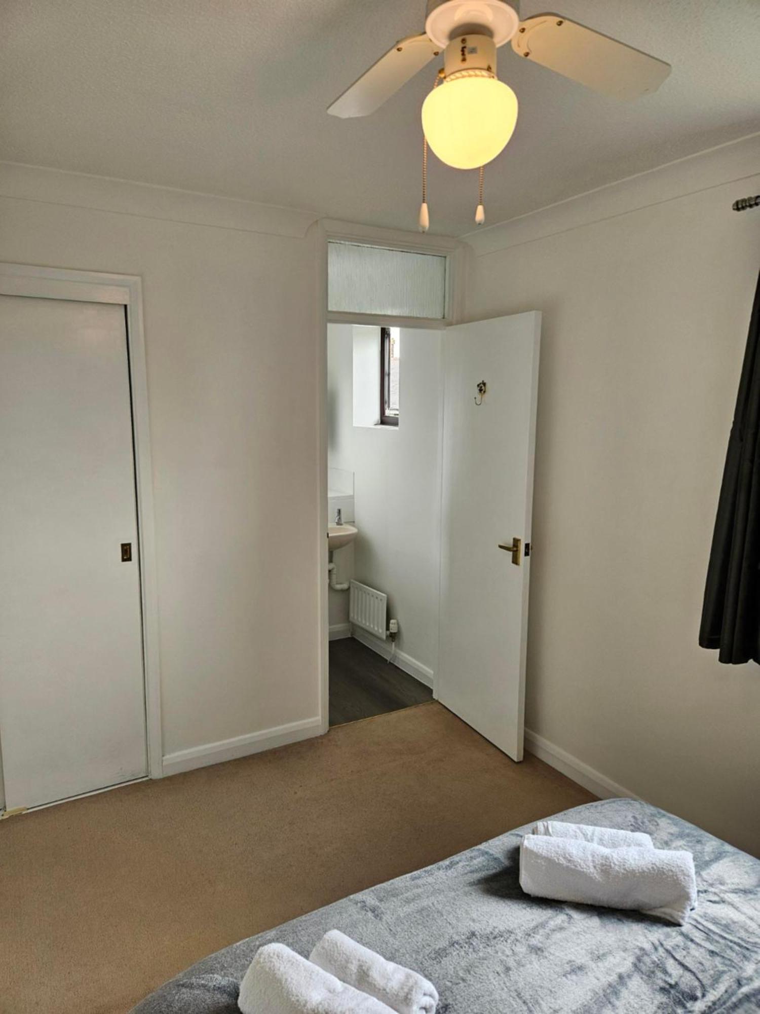 Redcot Gardens Stamford 4 Bed Contractor Familt Home With Parking Exterior foto