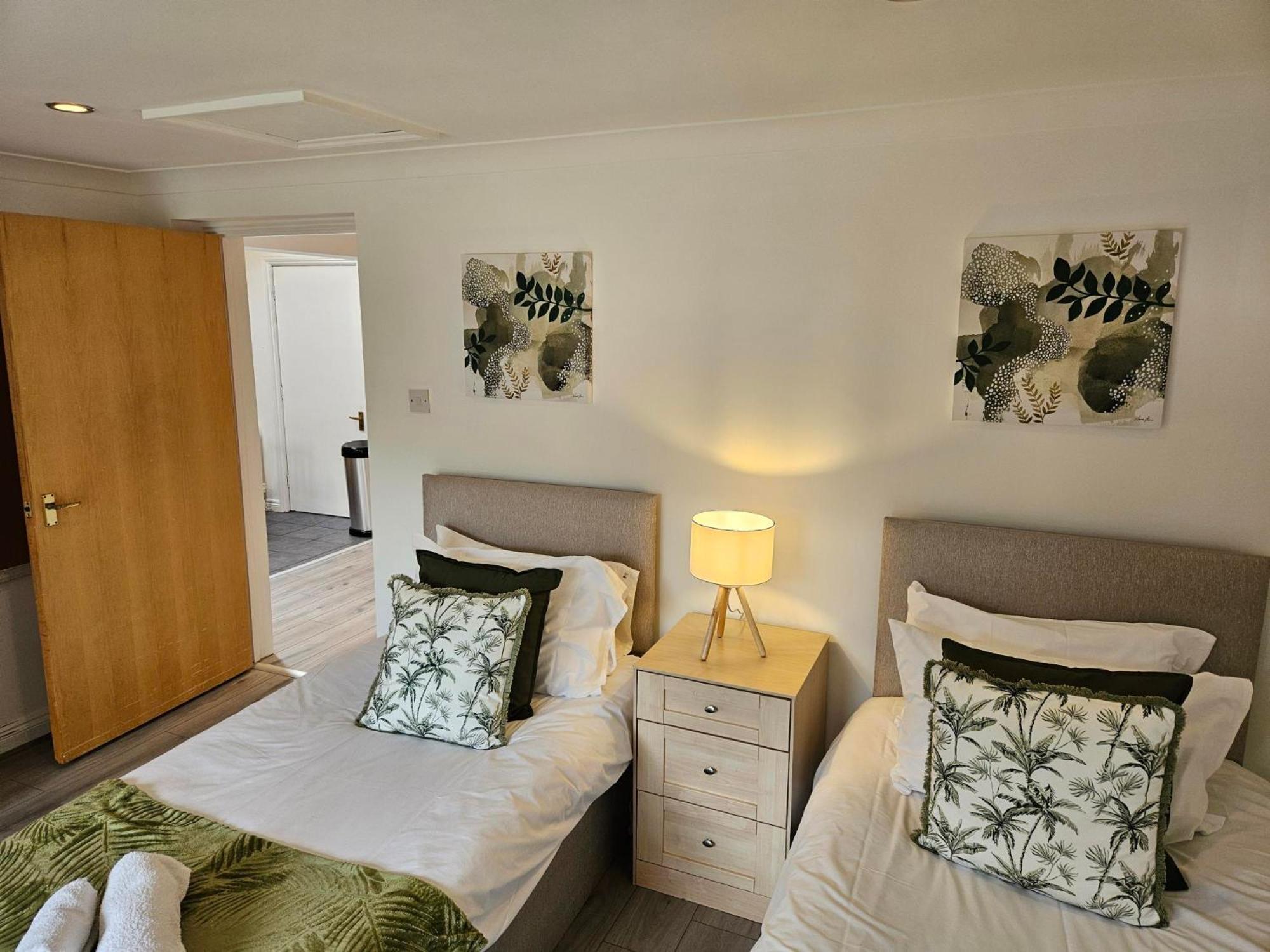 Redcot Gardens Stamford 4 Bed Contractor Familt Home With Parking Exterior foto